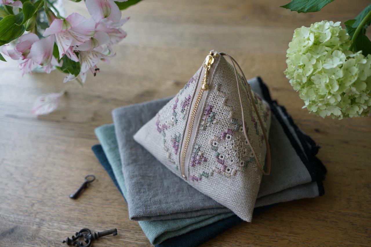 ワールド オンラインストア 刺繍ワークショップ vol.48 ハーダンガー刺繍のテトラポーチ ワンピース