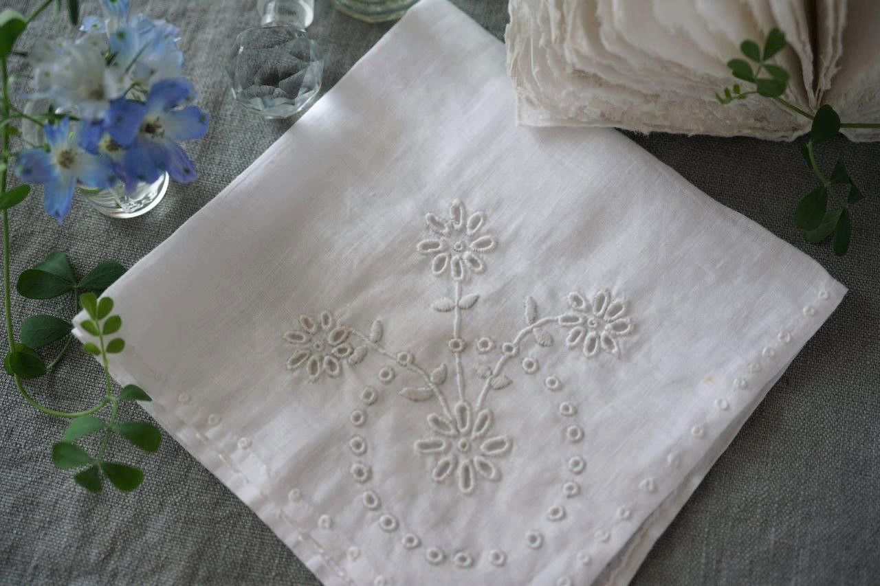 アンティーク フランス マリー花刺繍 オープンカットワーク アイレット ハンカチ アンティーク フランス マリー花刺繍 オープンカットワーク
